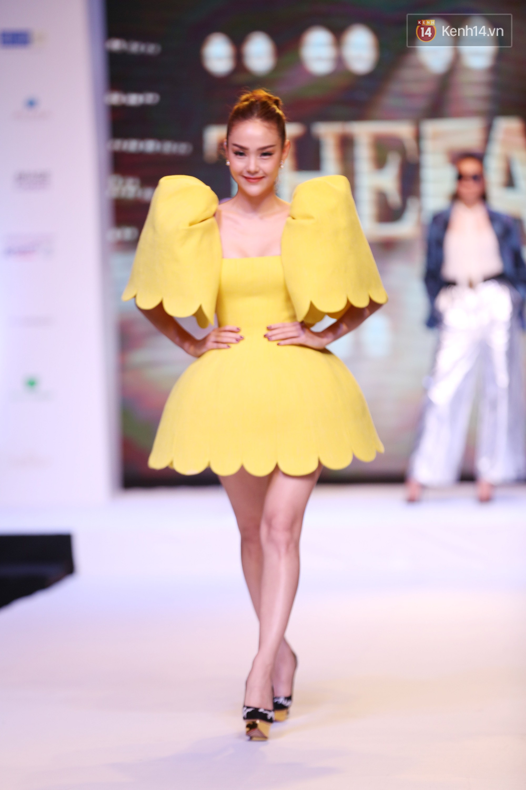 Clip: Thanh Hằng vấp ngã, tháo luôn giày để catwalk trong họp báo The Face - Ảnh 7. Clip: Thanh Hằng vấp ngã, tháo luôn giày để catwalk trong họp báo The Face - Ảnh 7.