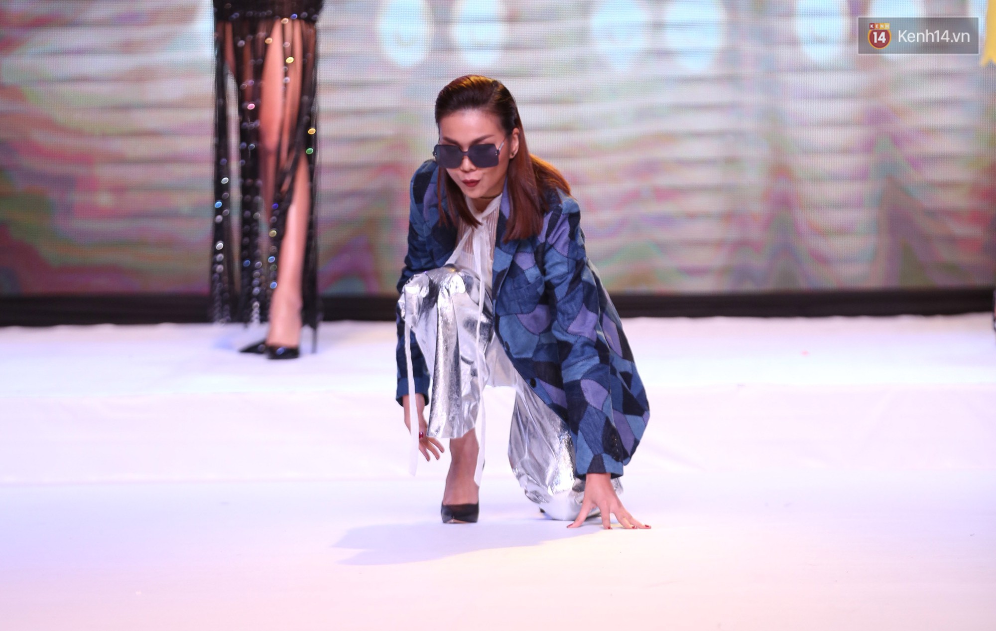 Clip: Thanh Hằng vấp ngã, tháo luôn giày để catwalk trong họp báo The Face - Ảnh 4. Clip: Thanh Hằng vấp ngã, tháo luôn giày để catwalk trong họp báo The Face - Ảnh 4.