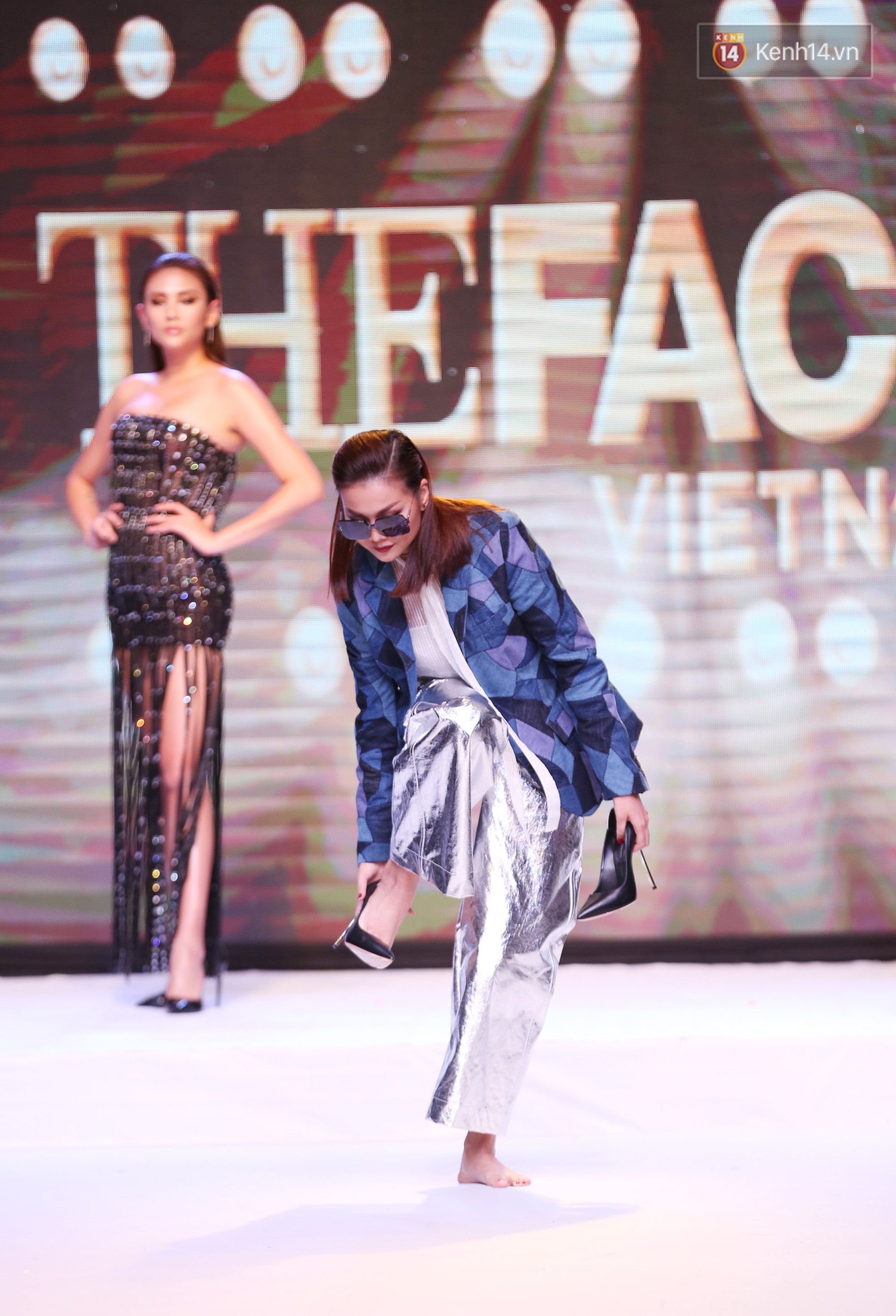Clip: Thanh Hằng vấp ngã, tháo luôn giày để catwalk trong họp báo The Face - Ảnh 5. Clip: Thanh Hằng vấp ngã, tháo luôn giày để catwalk trong họp báo The Face - Ảnh 5.