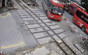 Xử phạt tài xế xe khách lao thẳng vào gác chắn tàu trên quốc lộ - Ảnh 1.