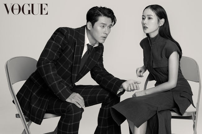 Hậu trường bộ ảnh Son Ye Jin & Hyun Bin: thần thái cực phẩm nhưng đỉnh nhất là pha diễn xuất với bàn tay cho ra ảnh cực nghệ - Ảnh 2.