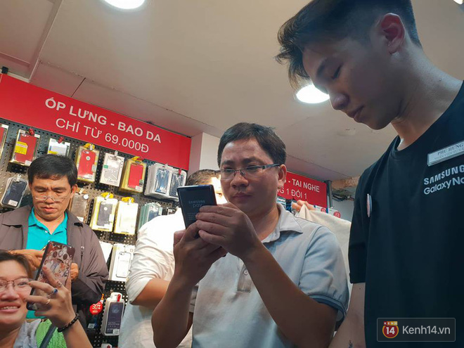Người đầu ti&ecirc;n mua được Galaxy Note9 ở Việt Nam: &ldquo;Năm sau t&ocirc;i sẽ xếp h&agrave;ng tiếp&rdquo; - Ảnh 2.