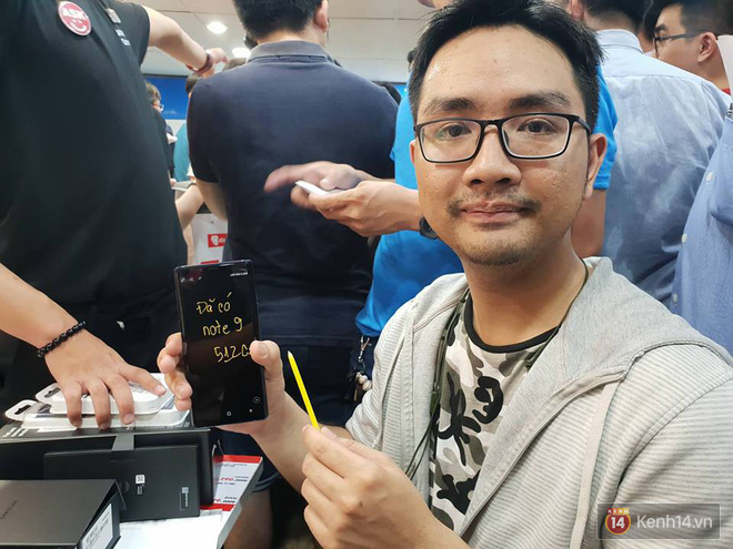 Người đầu ti&ecirc;n mua được Galaxy Note9 ở Việt Nam: &ldquo;Năm sau t&ocirc;i sẽ xếp h&agrave;ng tiếp&rdquo; - Ảnh 6.