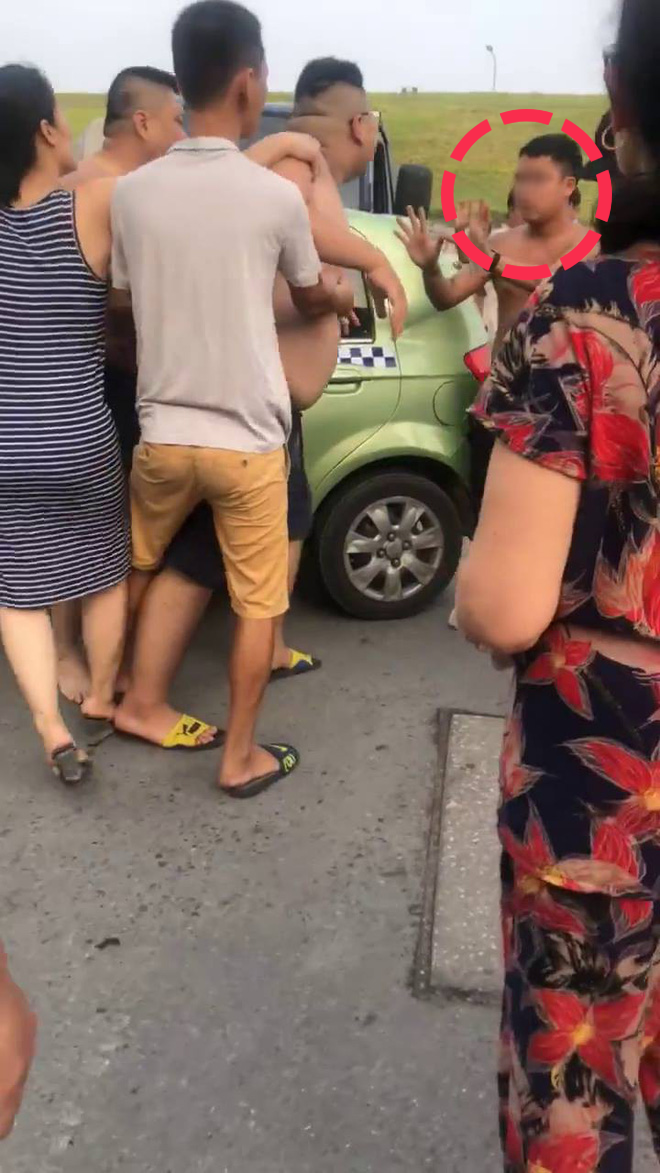 H&agrave; Nội: Hung hăng dọa nạt sau va chạm giao th&ocirc;ng, t&agrave;i xế taxi xăm trổ bị phản dame bởi 2 thanh ni&ecirc;n to b&eacute;o như v&otilde; sĩ sumo - Ảnh 3.