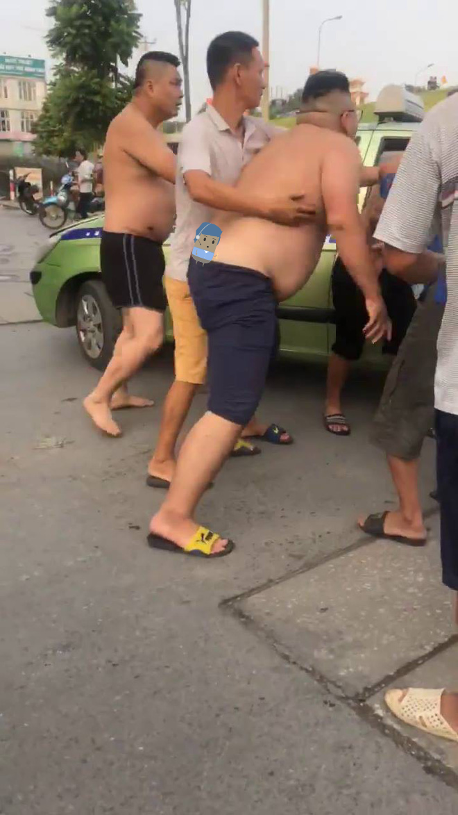 H&agrave; Nội: Hung hăng dọa nạt sau va chạm giao th&ocirc;ng, t&agrave;i xế taxi xăm trổ bị phản dame bởi 2 thanh ni&ecirc;n to b&eacute;o như v&otilde; sĩ sumo - Ảnh 2.