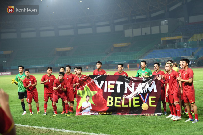 Xúc động khoảnh khắc dàn sao Olympic Việt Nam tri ân Đỗ Hùng Dũng - Ảnh 2.