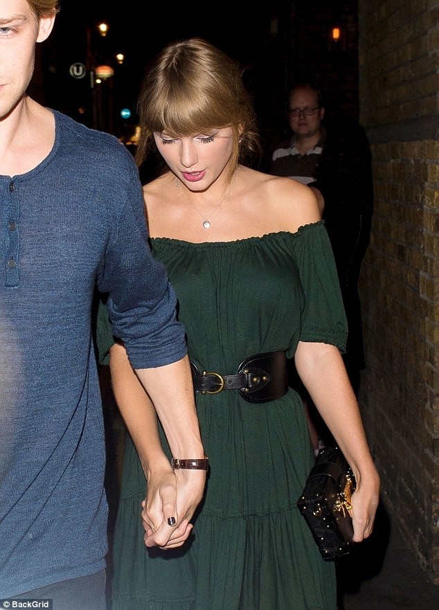 Xuất hiện hiếm hoi bên bạn trai, Taylor Swift diện váy khéo khoe vòng 1 đầy đặn không còn lép - Ảnh 6.