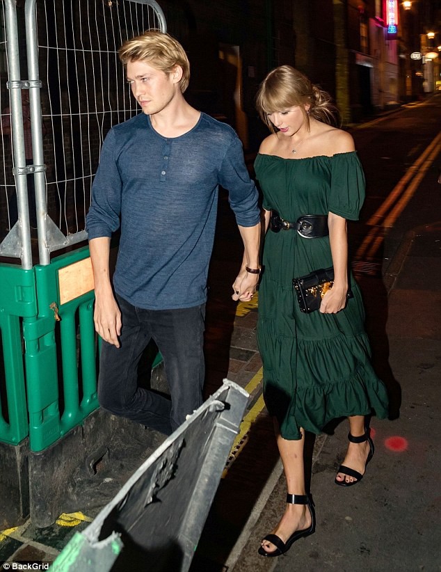 Xuất hiện hiếm hoi bên bạn trai, Taylor Swift diện váy khéo khoe vòng 1 đầy đặn không còn lép - Ảnh 5.