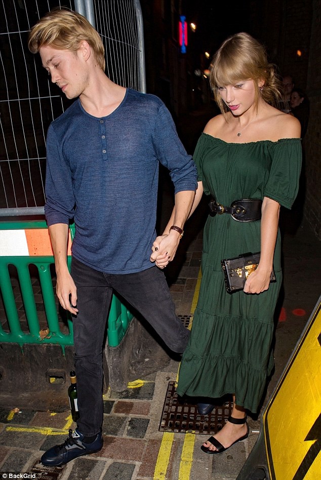 Xuất hiện hiếm hoi bên bạn trai, Taylor Swift diện váy khéo khoe vòng 1 đầy đặn không còn lép - Ảnh 1.