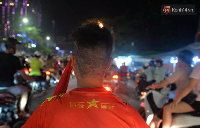 Clip, ảnh: H&agrave;ng ngh&igrave;n người h&acirc;m mộ cầm cờ tr&agrave;n xuống c&aacute;c khu trung t&acirc;m ở H&agrave; Nội, Hải Ph&ograve;ng ăn mừng chiến thắng của Olympic Việt Nam - Ảnh 13.