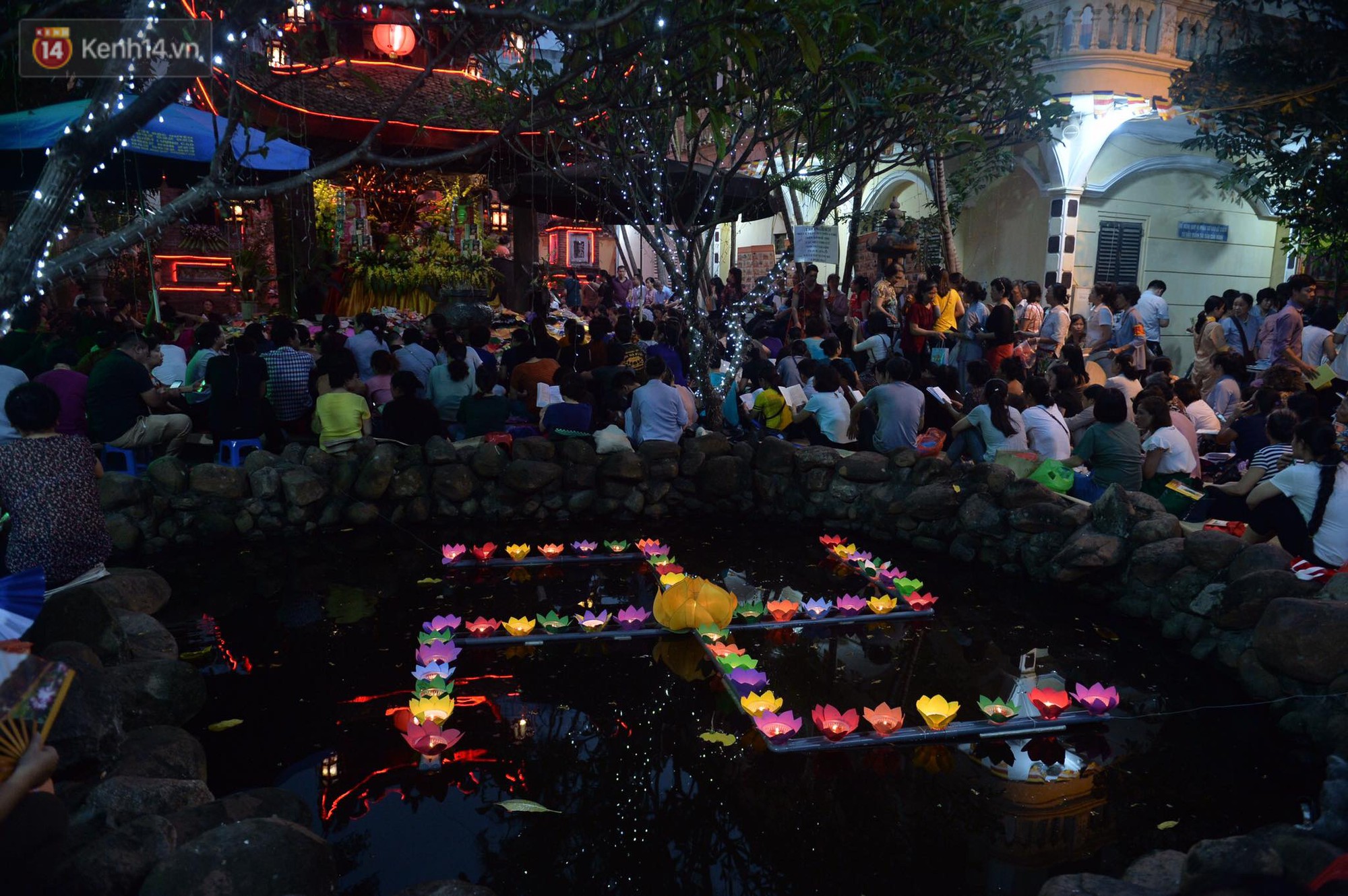 Hàng nghìn người Hà Nội đội mưa quây tụ về chùa Phúc Khánh dịp Đại lễ Vu Lan - Ảnh 1. Hàng nghìn người Hà Nội đội mưa quây tụ về chùa Phúc Khánh dịp Đại lễ Vu Lan - Ảnh 1.