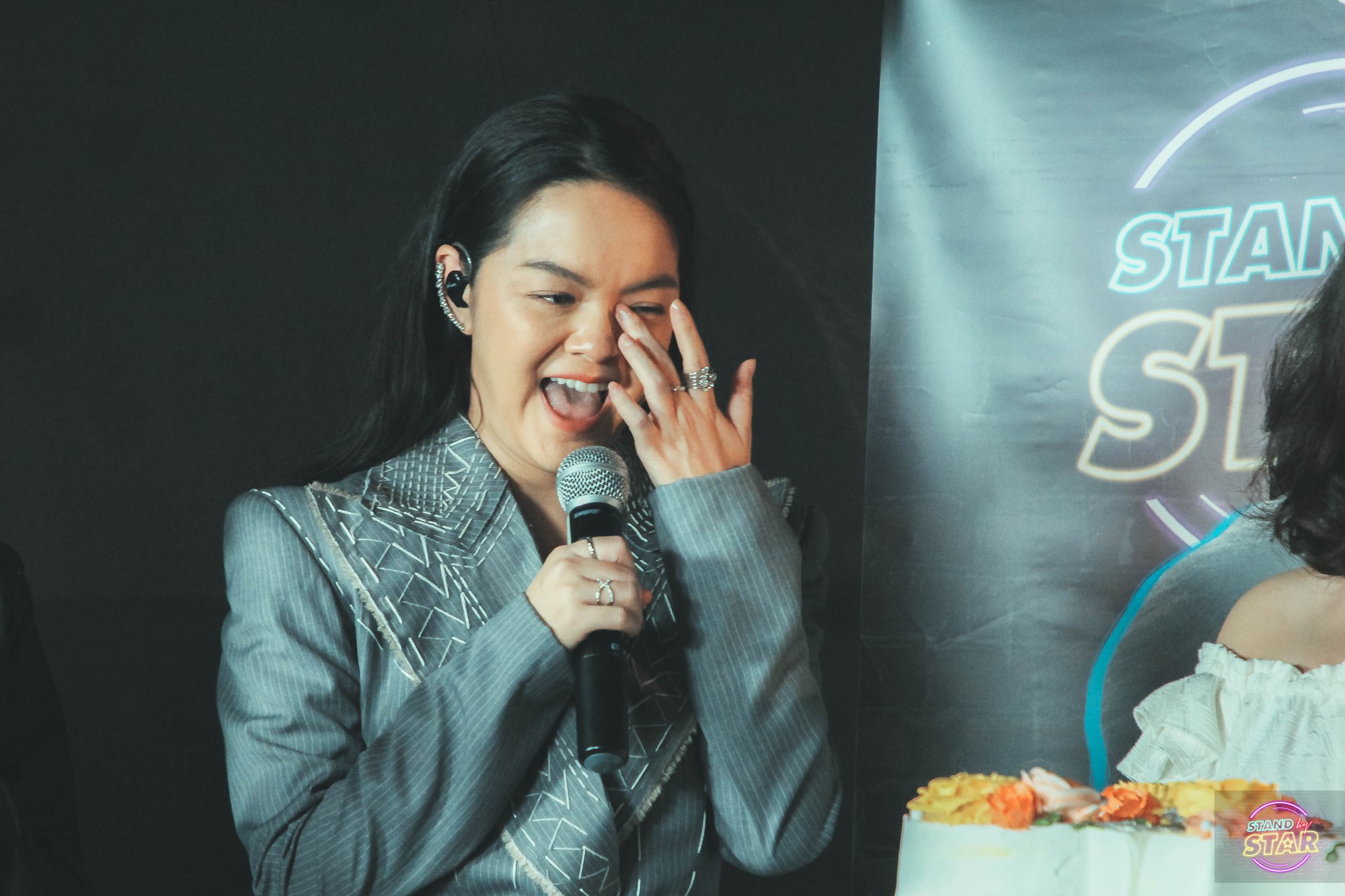 Phạm Quỳnh Anh hát liên tục hơn 20 ca khúc hit, bật khóc khi được dàn khách mời và khán giả chúc mừng sinh nhật sớm - Ảnh 8. Phạm Quỳnh Anh hát liên tục hơn 20 ca khúc hit, bật khóc khi được dàn khách mời và khán giả chúc mừng sinh nhật sớm - Ảnh 8.