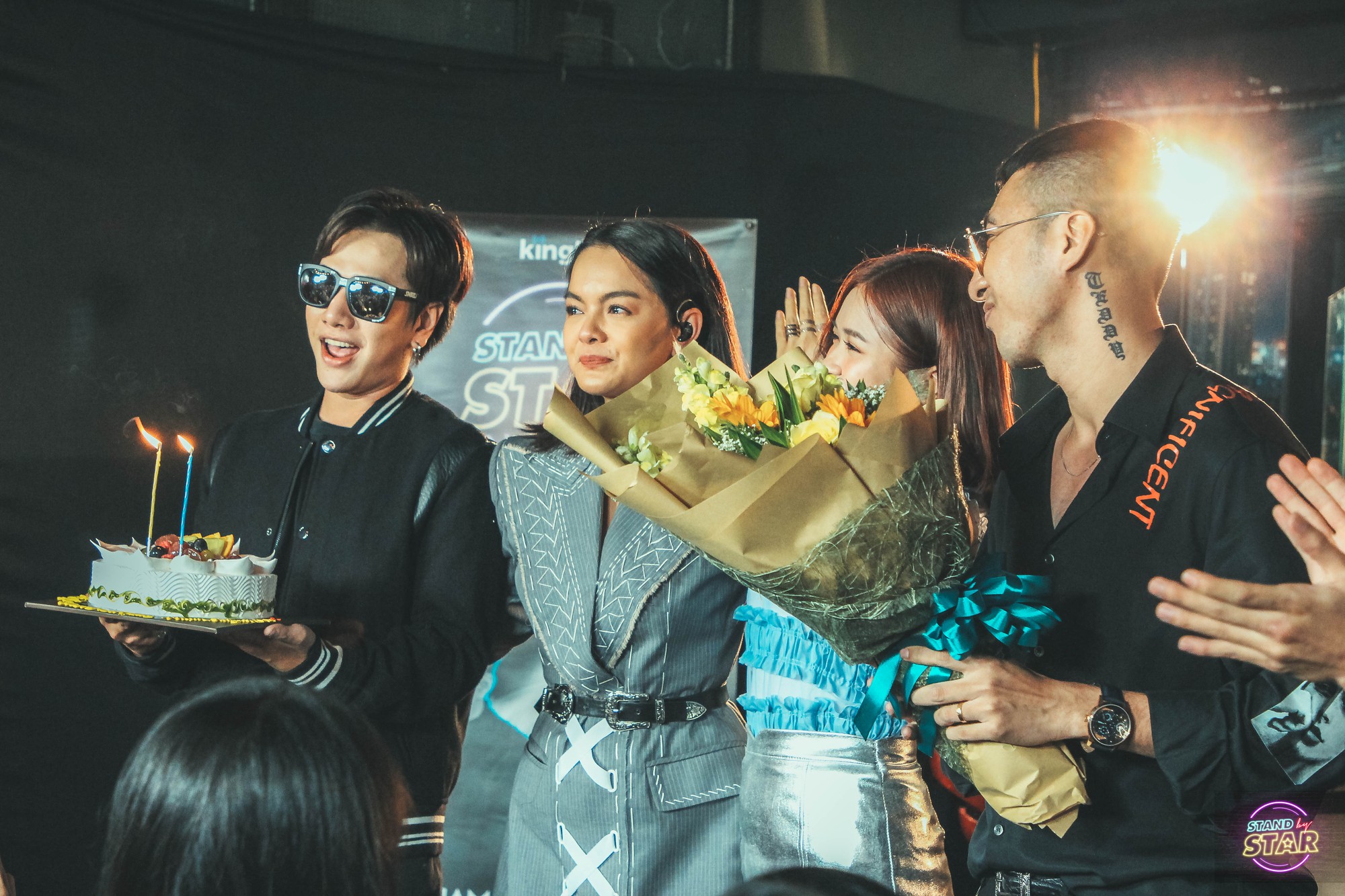 Phạm Quỳnh Anh hát liên tục hơn 20 ca khúc hit, bật khóc khi được dàn khách mời và khán giả chúc mừng sinh nhật sớm - Ảnh 11. Phạm Quỳnh Anh hát liên tục hơn 20 ca khúc hit, bật khóc khi được dàn khách mời và khán giả chúc mừng sinh nhật sớm - Ảnh 11.