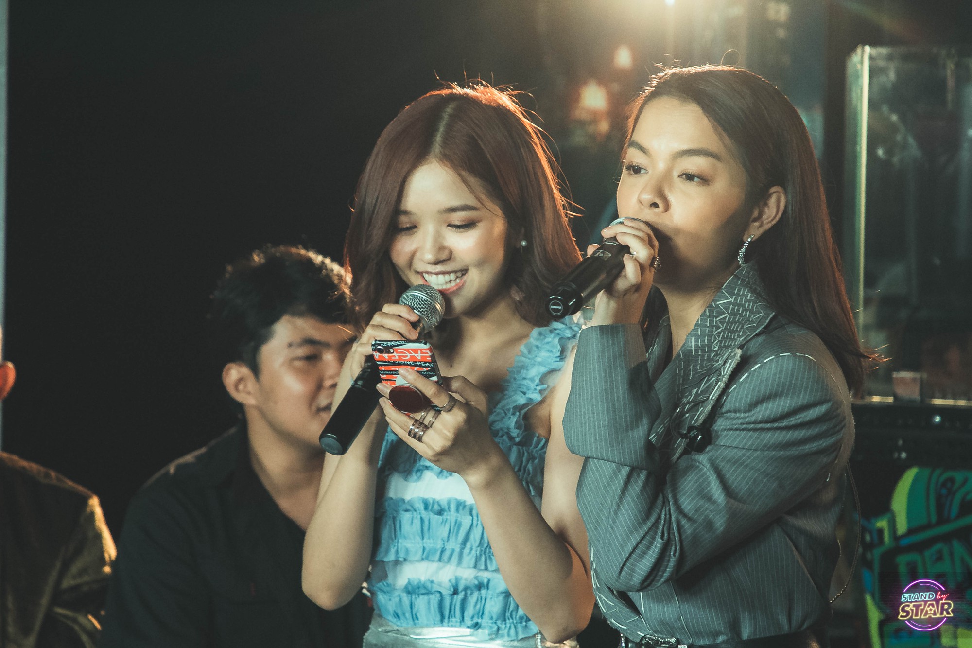 Phạm Quỳnh Anh hát liên tục hơn 20 ca khúc hit, bật khóc khi được dàn khách mời và khán giả chúc mừng sinh nhật sớm - Ảnh 10. Phạm Quỳnh Anh hát liên tục hơn 20 ca khúc hit, bật khóc khi được dàn khách mời và khán giả chúc mừng sinh nhật sớm - Ảnh 10.