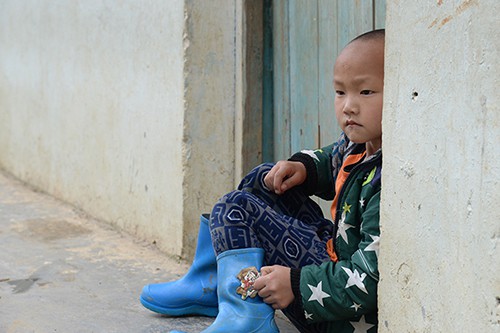 Trung Quốc: Dại dột nghịch bom vì tưởng là trứng sắt, bé trai 11 tuổi lâm vào tình trạng nguy kịch - Ảnh 2.