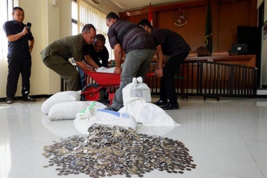 Mang 890 kg tiền xu đến to&agrave; trả cho vợ cũ - Ảnh 1.