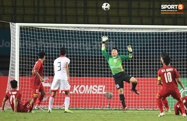 Công Phượng: Từ ánh mắt đầy ẩn ý trên ghế dự bị đến bàn thắng khiến hàng triệu con tim thổn thức - Ảnh 8.