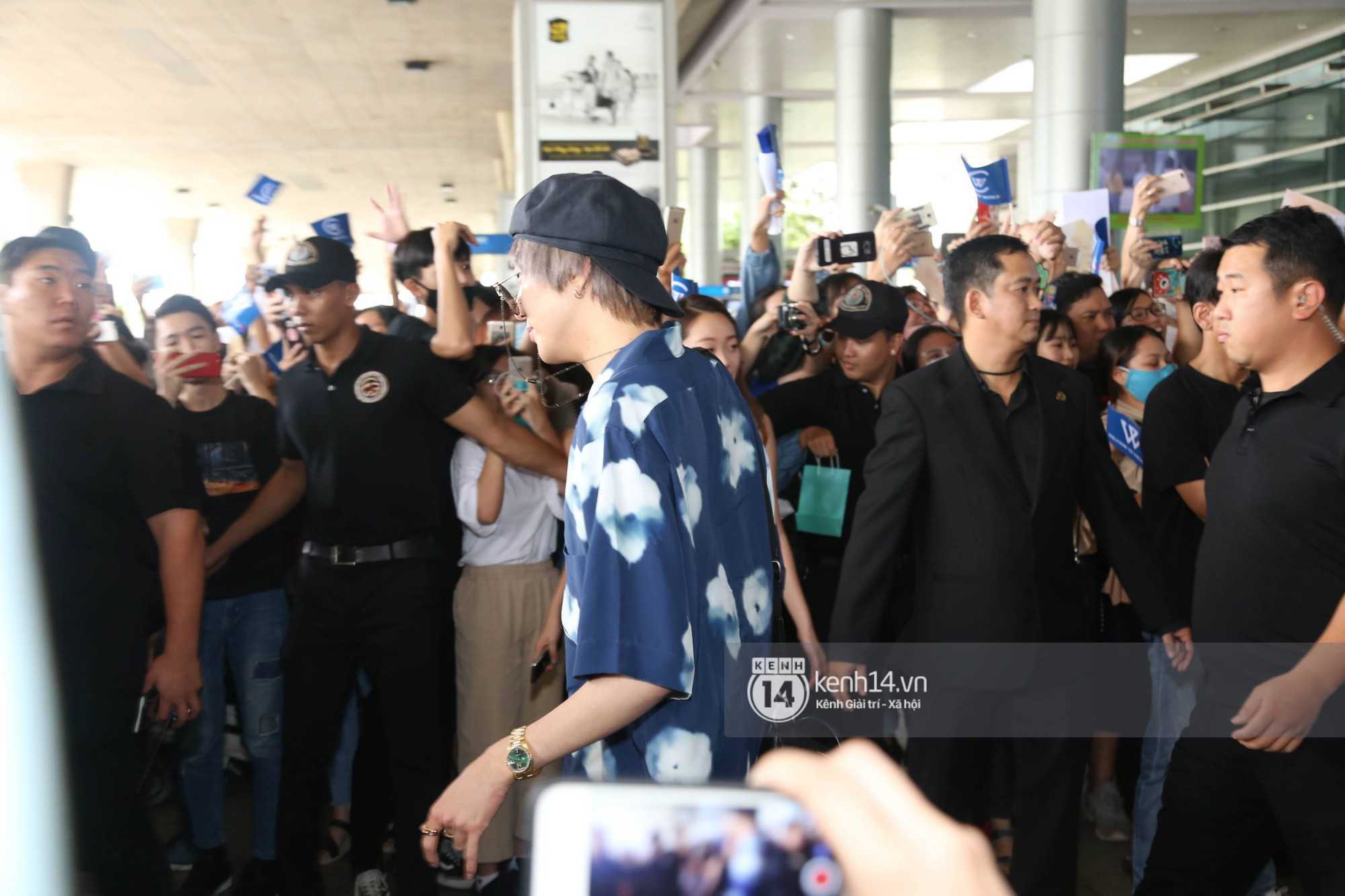 WINNER ensured that Tan Son Nhat airport fell apart, Mino had to remove the neck cracks but still cause a surprise because of the reverse shirt - Photo 2.