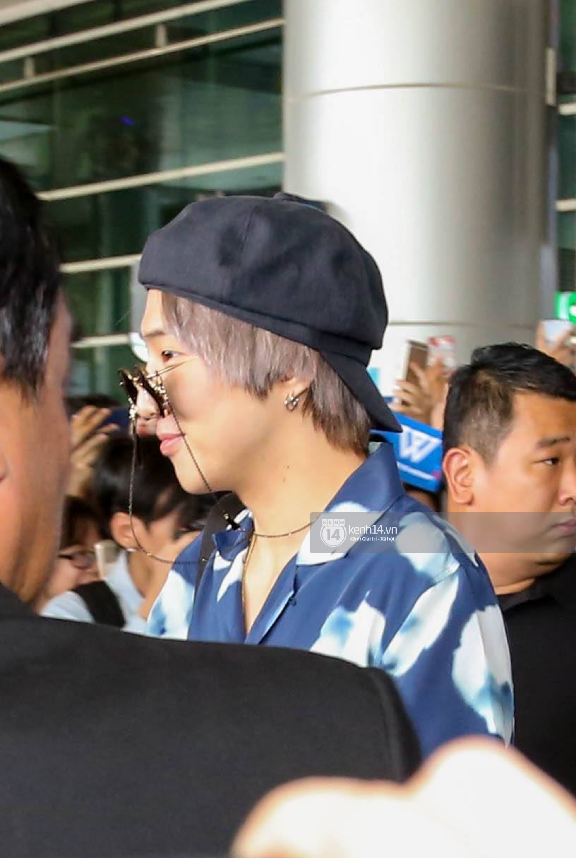 WINNER ensured that Tan Son Nhat Airport fell apart, Mino had to remove the neck splinters but still cause a surprise because of the inverted shirt - Photo 3. WINNER ensured that Tan Son Nhat Airport fell apart, Mino had to remove the neck splinters but still cause a surprise because of the inverted shirt - Photo 3.