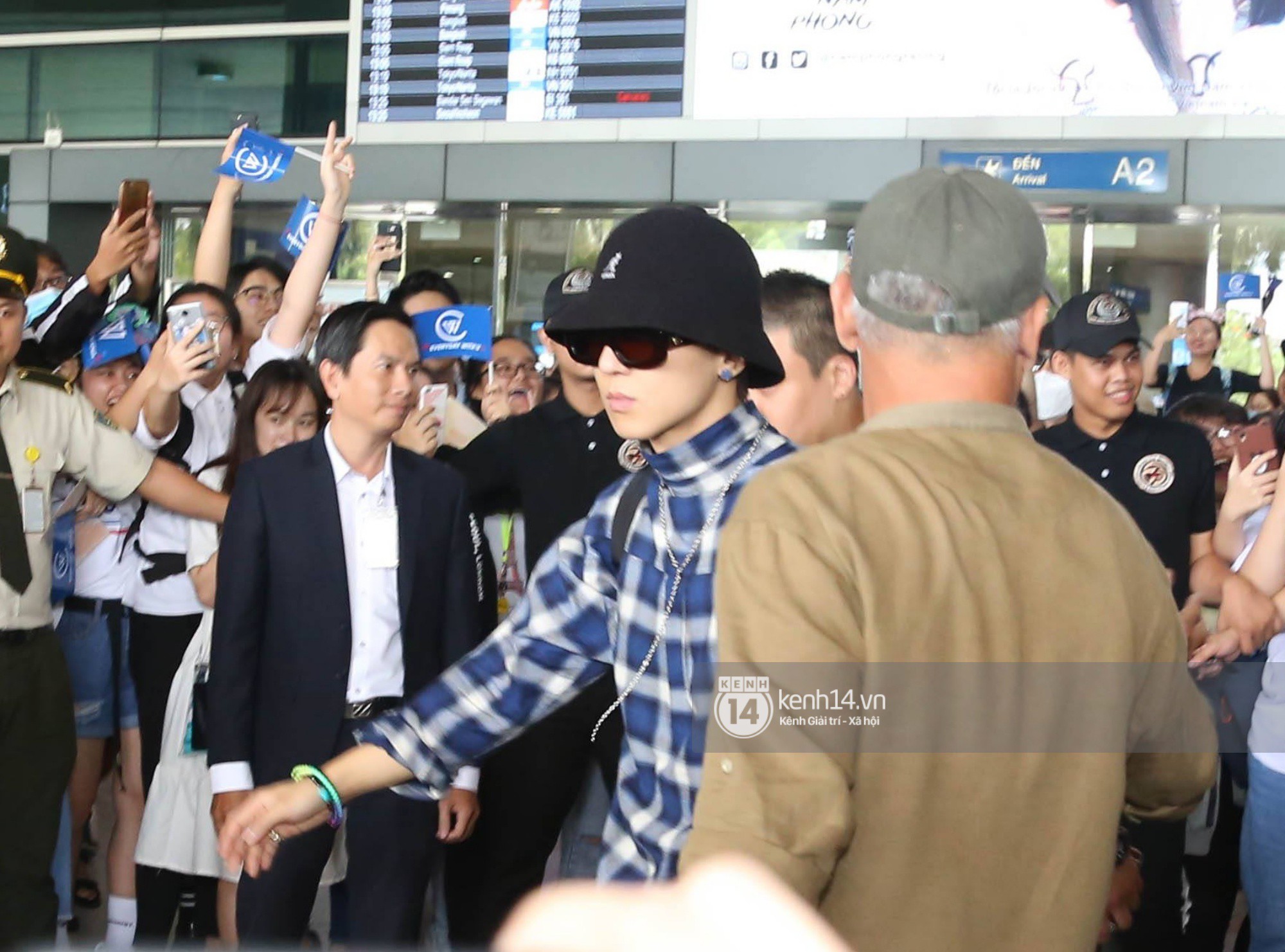 WINNER made Tan Son Nhat airport fall apart, Mino had to remove the neck cracks, but still cause a surprise because he is wearing his back - Picture 4.