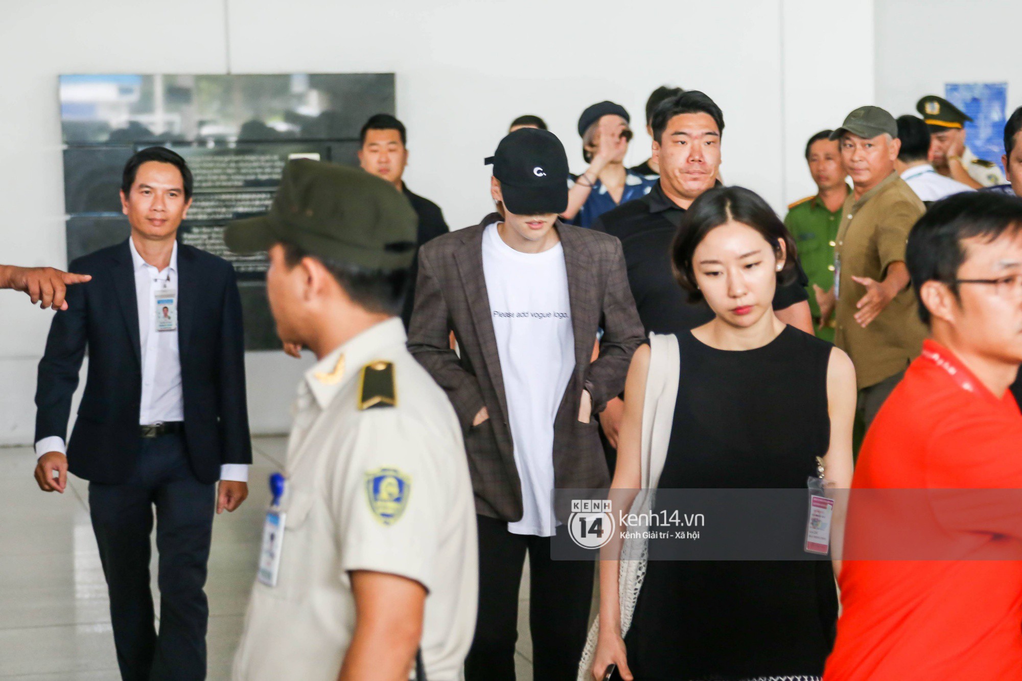 WINNER ensured that the airport of Tan Son Nhat fell apart, Mino had to remove the neck cracks but still cause a surprise because of the inverted shirt - Photo 1.