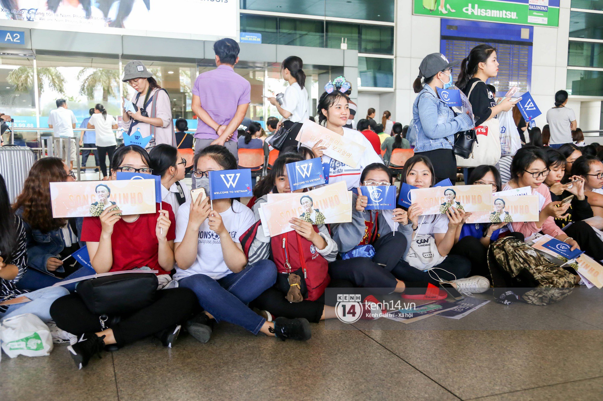 WINNER ensured that Tan Son Nhat Airport fell apart, Mino had to remove the neck splinters but still cause a surprise because of the inverted shirt - Photo 6. WINNER ensured that Tan Son Nhat Airport fell apart, Mino had to remove the neck splinters but still cause a surprise because of the inverted shirt - Photo 6.