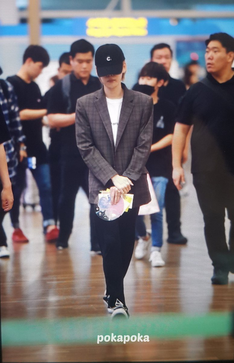 WINNER sang chảnh hết cỡ, mỹ nam đình đám Mino khiến fan lo lắng vì nẹp cổ tại sân bay Hàn sang Việt Nam - Ảnh 9. WINNER sang chảnh hết cỡ, mỹ nam đình đám Mino khiến fan lo lắng vì nẹp cổ tại sân bay Hàn sang Việt Nam - Ảnh 9.
