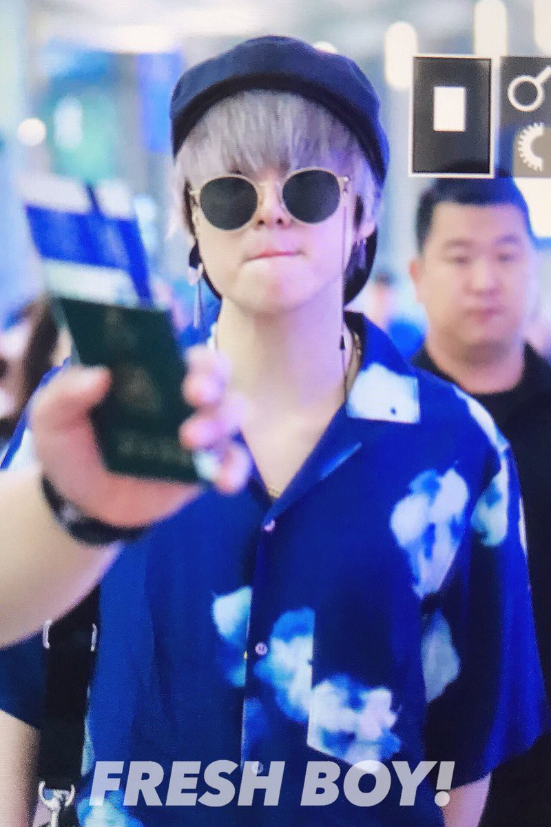 WINNER sang chảnh hết cỡ, mỹ nam đình đám Mino khiến fan lo lắng vì nẹp cổ tại sân bay Hàn sang Việt Nam - Ảnh 5. WINNER sang chảnh hết cỡ, mỹ nam đình đám Mino khiến fan lo lắng vì nẹp cổ tại sân bay Hàn sang Việt Nam - Ảnh 5.