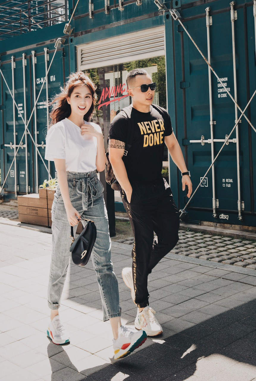 Đã lâu lắm rồi, Ngọc Trinh - Khắc Tiệp mới lại tình tứ khoác vai nhau dạo phố ở Hàn Quốc như thế này! - Ảnh 1. Đã lâu lắm rồi, Ngọc Trinh - Khắc Tiệp mới lại tình tứ khoác vai nhau dạo phố ở Hàn Quốc như thế này! - Ảnh 1.