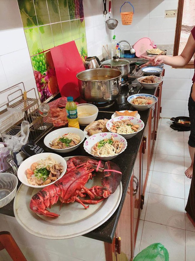 Than thở mình bị dị ứng hải sản, anh chàng không được đồng cảm bởi dân mạng chỉ chăm chăm chú ý vào thứ này trên mâm cúng rằm - Ảnh 2. Than thở mình bị dị ứng hải sản, anh chàng không được đồng cảm bởi dân mạng chỉ chăm chăm chú ý vào thứ này trên mâm cúng rằm - Ảnh 2.