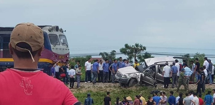 Vụ tàu SE đâm bẹp ô tô 7 chỗ: Lái xe cố tình băng qua đường sắt dù đã có người ngăn - Ảnh 1. Vụ tàu SE đâm bẹp ô tô 7 chỗ: Lái xe cố tình băng qua đường sắt dù đã có người ngăn - Ảnh 1.
