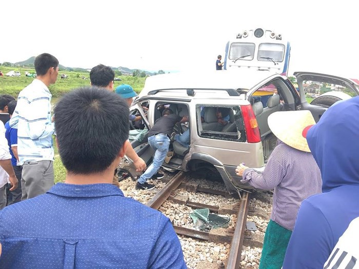 Vụ tàu SE đâm bẹp ô tô 7 chỗ: Lái xe cố tình băng qua đường sắt dù đã có người ngăn - Ảnh 2. Vụ tàu SE đâm bẹp ô tô 7 chỗ: Lái xe cố tình băng qua đường sắt dù đã có người ngăn - Ảnh 2.