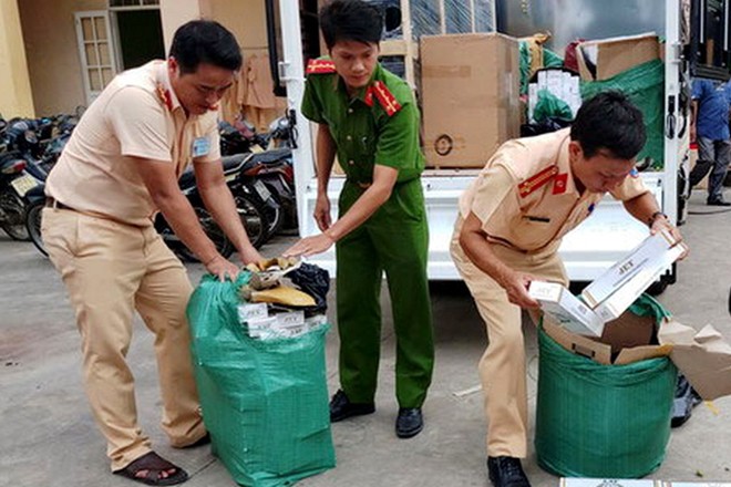 CSGT bắt vụ vận chuyển 11 nghìn gói thuốc lá lậu giả... bánh tráng - Ảnh 1.