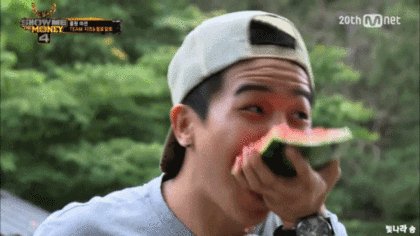 Vừa ăn no xong đ&atilde; l&agrave;m 5 việc n&agrave;y chỉ khiến sức khỏe bị tổn hại nghi&ecirc;m trọng - Ảnh 1.