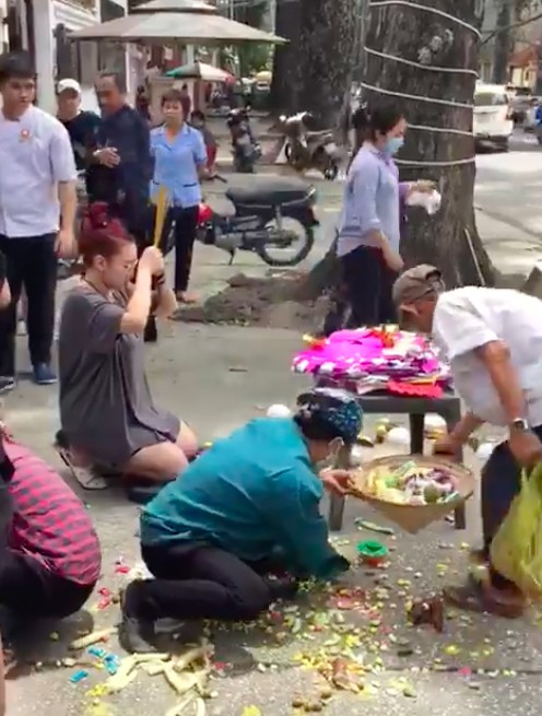 Clip: Gia chủ còn chưa thắp xong nén nhang đã bị người dân lao vào giành giật, “vét” sạch mâm đồ cúng cô hồn - Ảnh 2.