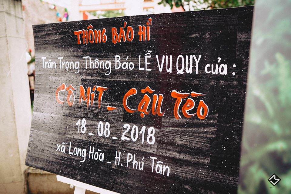 Dép Tổ Ong, Quần Áo Thập Niên 90 Trong Đám Cưới Concept Không Đụng Hàng –  Chữ Ký Số - Hóa Đơn Điện Tử Fpt