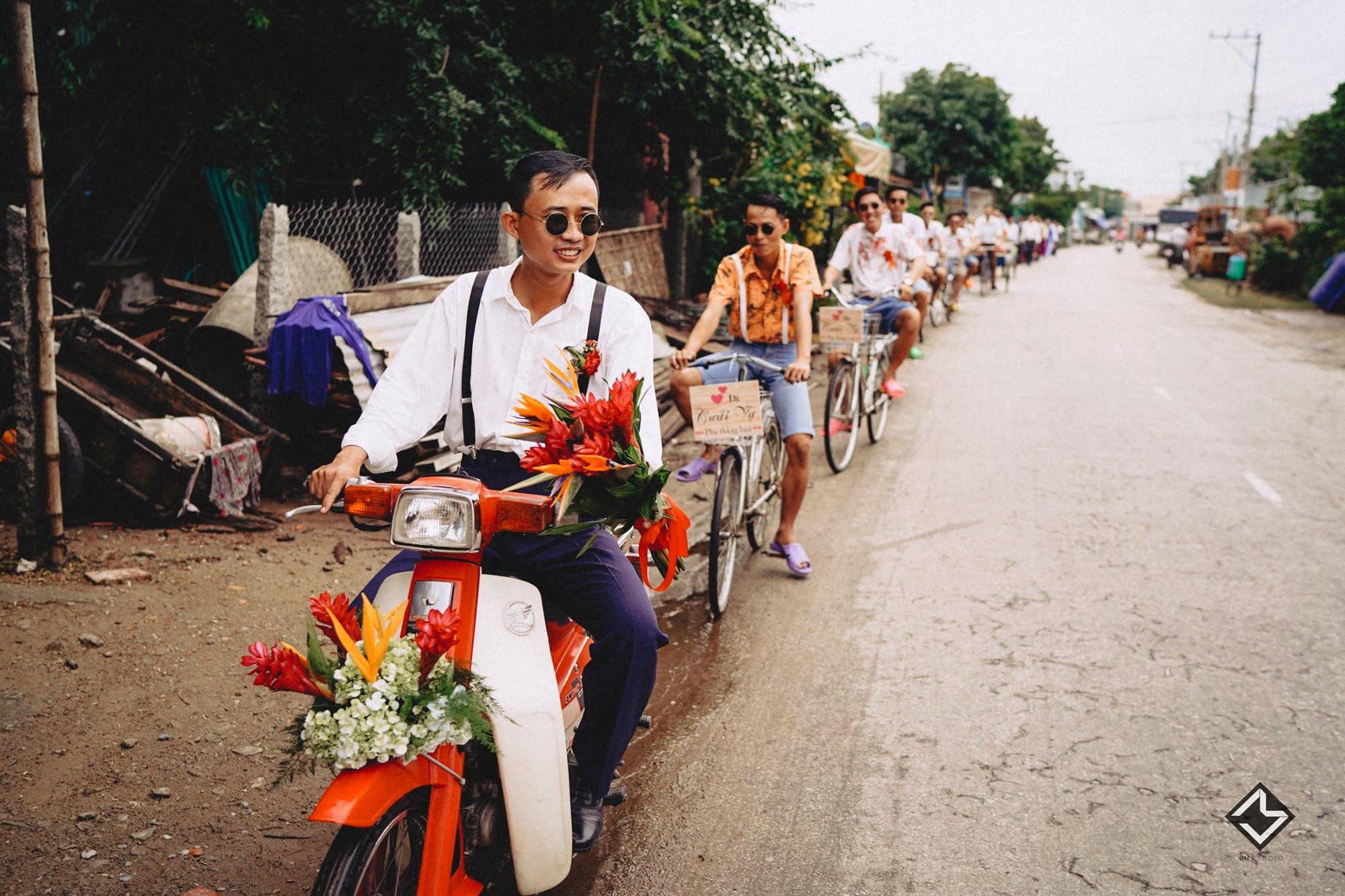 Bạn đang tìm kiếm một bộ trang phục cưới độc đáo, đẹp mắt để kết hợp với dép tổ ong? Hãy xem bộ ảnh này để nhận nguồn cảm hứng và ý tưởng cho trang phục cưới của bạn. Bộ ảnh gợi ý quần áo thập niên 90, đầy phong cách sẽ làm bạn thích thú với những chi tiết độc đáo.