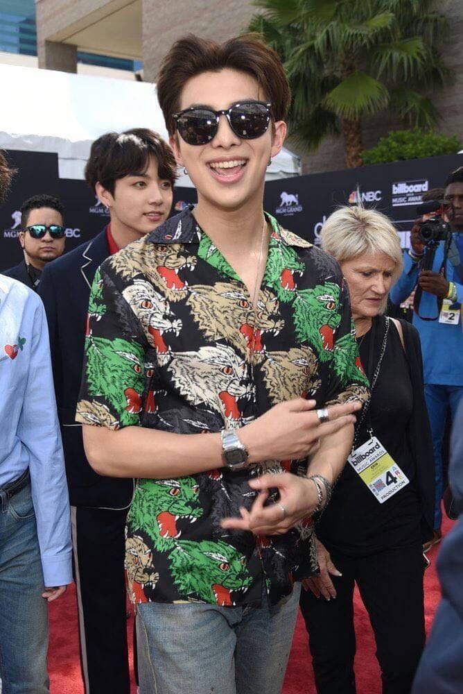Vẫn biết Sơn Tùng bảnh bao ngời ngời, nhưng không ngờ còn “ăn đứt” cả Justin Bieber lẫn Rap Monster (BTS) thế này - Ảnh 6. Vẫn biết Sơn Tùng bảnh bao ngời ngời, nhưng không ngờ còn “ăn đứt” cả Justin Bieber lẫn Rap Monster (BTS) thế này - Ảnh 6.