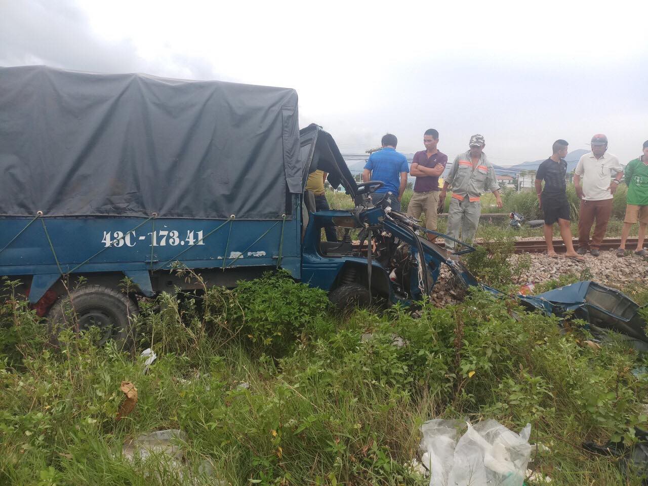 Bị tàu lửa tông mạnh rồi kéo lê gần chục mét, tài xế và phụ xe văng ra ngoài, nhập viện nguy kịch - Ảnh 2. Bị tàu lửa tông mạnh rồi kéo lê gần chục mét, tài xế và phụ xe văng ra ngoài, nhập viện nguy kịch - Ảnh 2.