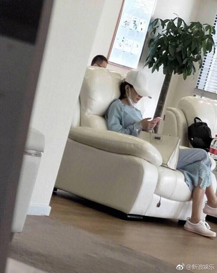 Triệu Lệ Dĩnh tiếp tục lộ ảnh nắm chặt tay Đường Tăng Phùng Thiệu Phong trên phố? - Ảnh 4. Triệu Lệ Dĩnh tiếp tục lộ ảnh nắm chặt tay Đường Tăng Phùng Thiệu Phong trên phố? - Ảnh 4.