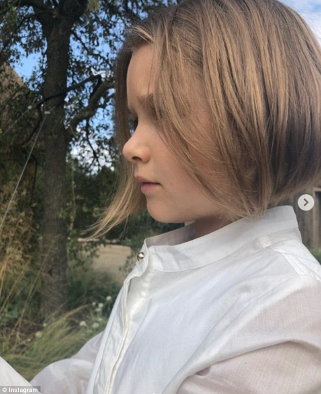 Không còn là công chúa tóc mây, Harper Beckham vẫn xinh như búp bê với kiểu tóc ngắn nổi tiếng của mẹ Vic - Ảnh 3.