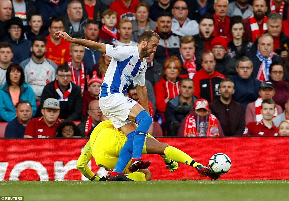 Salah ghi bàn nhanh như điện đưa Liverpool lên ngôi đầu bảng xếp hạng Premier League 2018/19 - Ảnh 10.