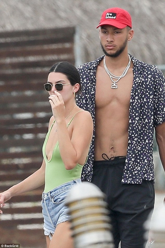 Vắng bạn trai, Kendall Jenner có hành động nhạy cảm khi ngồi dưới đất và gối đầu vào lòng trai lạ - Ảnh 6. Vắng bạn trai, Kendall Jenner có hành động nhạy cảm khi ngồi dưới đất và gối đầu vào lòng trai lạ - Ảnh 6.