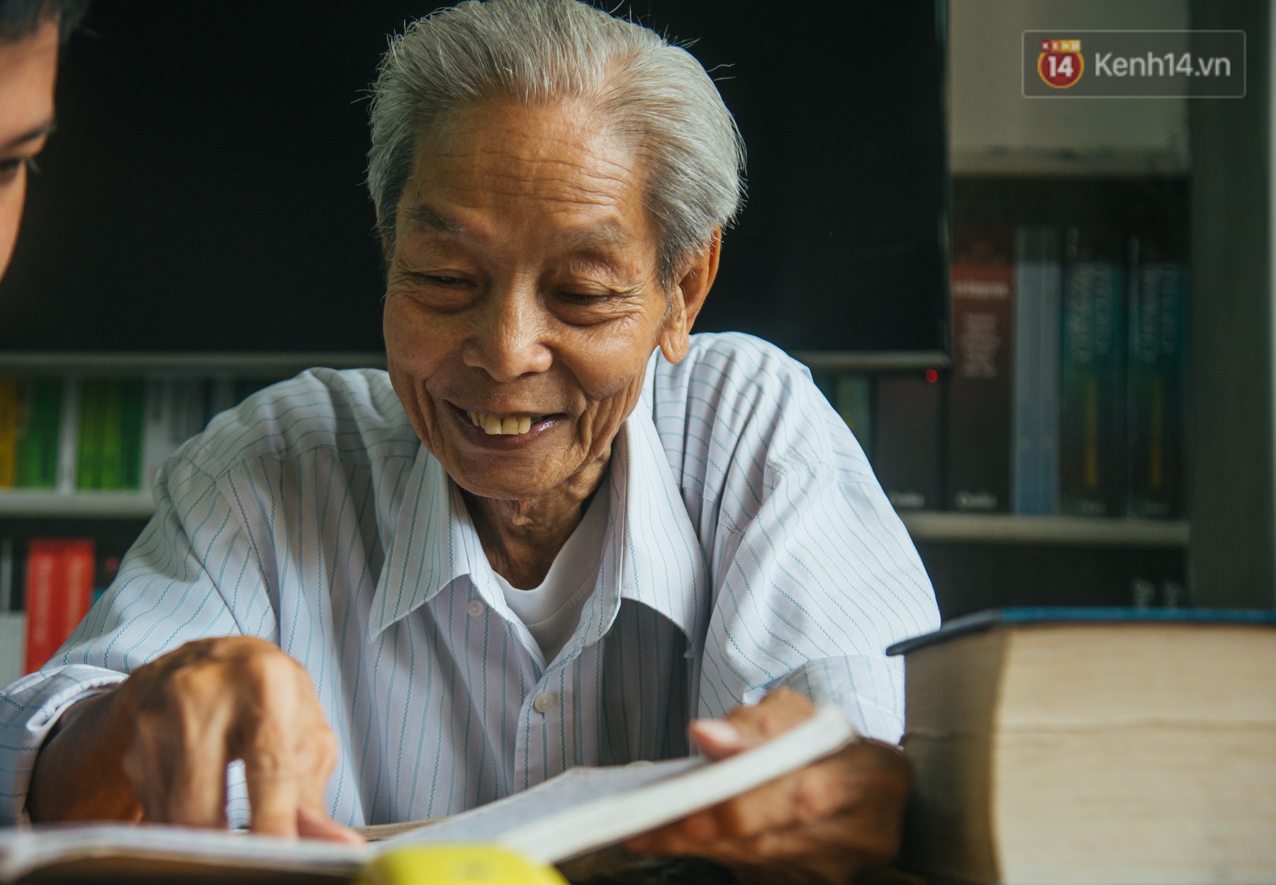 Cụ ông 77 tuổi hàng ngày lên thư viện học ngoại ngữ, người cha 52 tuổi cặm cụi nghe Tiếng Anh: Những câu chuyện truyền cảm hứng học hành bạn nên đọc - Ảnh 2.