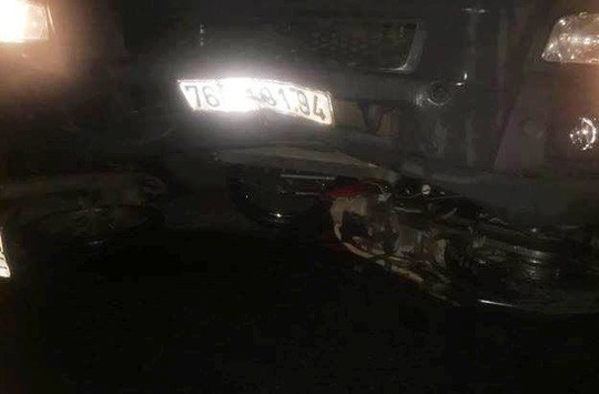 Dừng xe cứu người bị tai nạn, nhóm người bị xe tải tông trực diện - Ảnh 2.