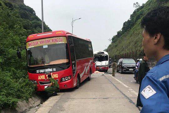 Dừng xe lề đường cho khách đi vệ sinh, 2 ô tô khách tông nhau khiến tài xế tử vong - Ảnh 2.