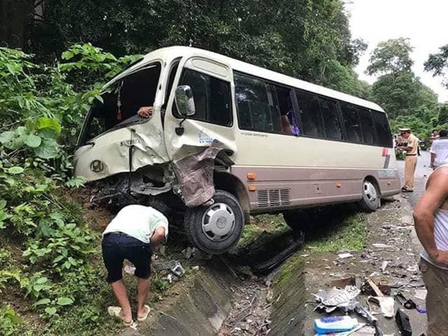 Hàng chục hành khách la hét hoảng loạn khi va chạm trực diện với xe con - Ảnh 1.