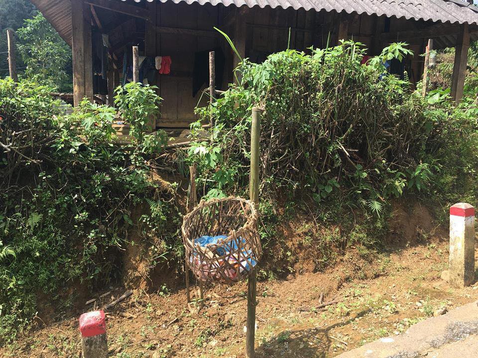 Góc ý thức: Cả một con đường sạch bong ở Lai Châu, nhà nào cũng có một sọt rác xinh xinh treo ngoài cổng - Ảnh 3. Góc ý thức: Cả một con đường sạch bong ở Lai Châu, nhà nào cũng có một sọt rác xinh xinh treo ngoài cổng - Ảnh 3.