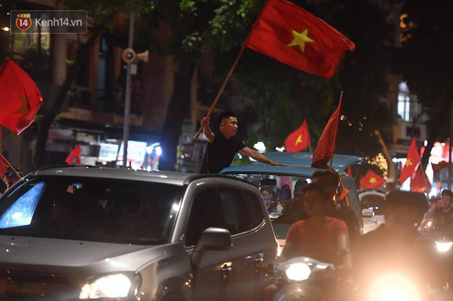Hàng nghìn người đổ ra đường hò reo ăn mừng chiến thắng lịch sử của Olympic Việt Nam - Ảnh 30.