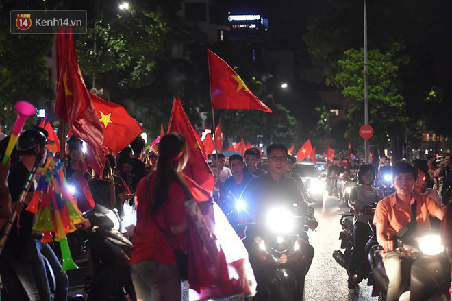 Hàng nghìn người đổ ra đường hò reo ăn mừng chiến thắng lịch sử của Olympic Việt Nam - Ảnh 31.